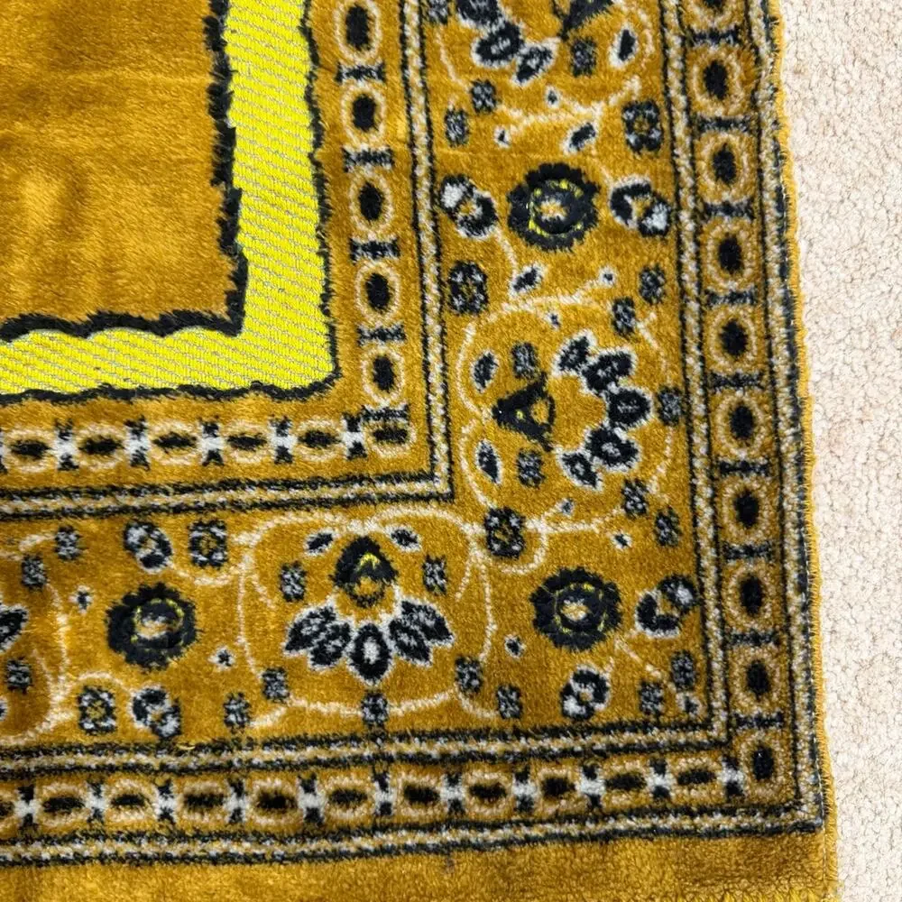 Vintage Muslim Prayer Rug/Tapestry Temple Pillars Good Condition Gold 44” x 27”